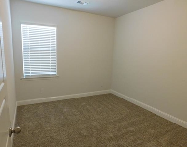 4929 Barcelona Avenue - Photo Thumbnail 21