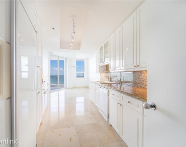 808 Brickell Key Dr - Photo Thumbnail 11