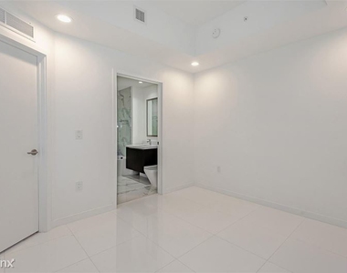 851 1st Ave 2305 - Photo Thumbnail 20