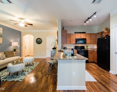 6900 Lake Woodlands Dr - Photo Thumbnail 0