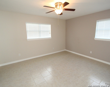 1129 W Ashby Pl - Photo Thumbnail 5