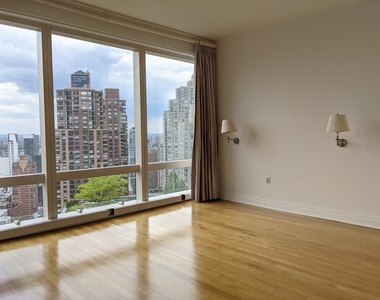 25 Columbus Cir - Photo Thumbnail 2