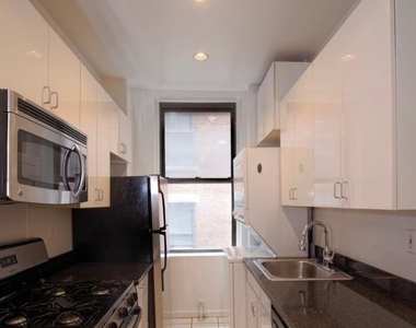 200 W 58th St - Photo Thumbnail 2