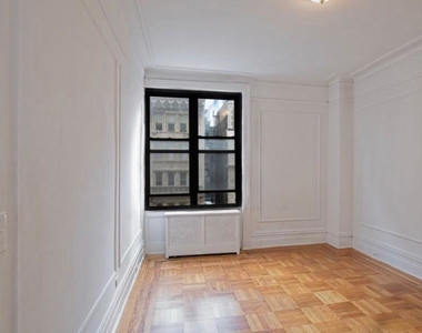 200 W 58th St - Photo Thumbnail 1