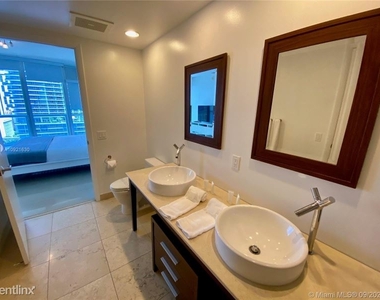 485 Brickell Ave - Photo Thumbnail 15