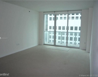 500 Brickell Ave - Photo Thumbnail 6