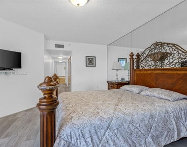 16711 Collins Ave - Photo Thumbnail 15