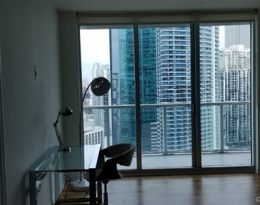 500 Brickell Ave - Photo Thumbnail 1