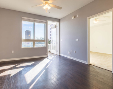 639 N. Broadway - Photo Thumbnail 7