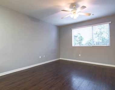639 N. Broadway - Photo Thumbnail 11