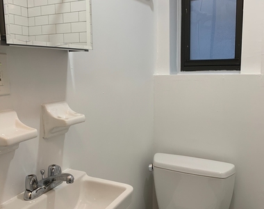 240 West 15th Street - Photo Thumbnail 11