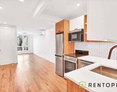 770 Lexington Avenue - Photo Thumbnail 1