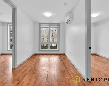 770 Lexington Avenue - Photo Thumbnail 0