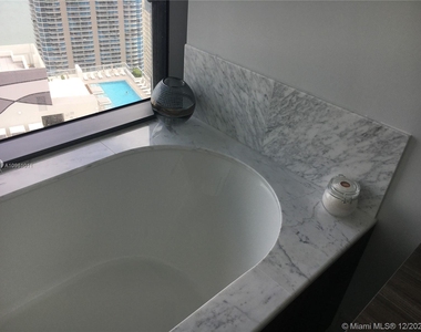 1000 Brickell Plz - Photo Thumbnail 23