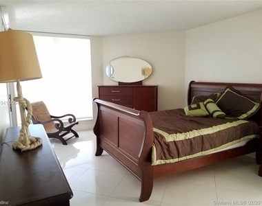 6767 Collins Ave - Photo Thumbnail 2