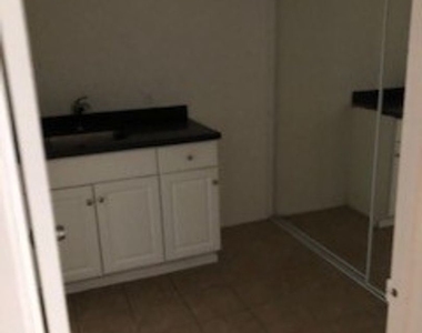 917 Edgewood St Apt 12 - Photo Thumbnail 6