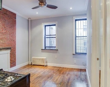 Clinton Street at Rivington Street - Photo Thumbnail 4