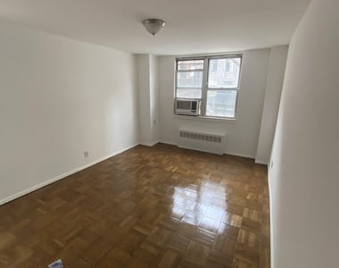 240 East 35th Street - Photo Thumbnail 4