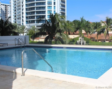 5900 Collins Ave - Photo Thumbnail 8