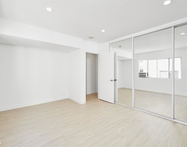 1007 Ocean Park Blvd Apt 3 - Photo Thumbnail 2