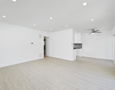 1007 Ocean Park Blvd Apt 3 - Photo Thumbnail 1