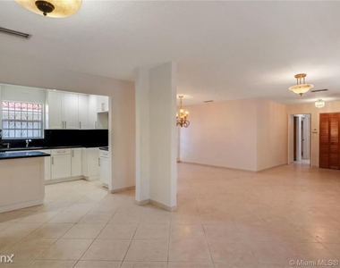 1550 Venetia Ave - Photo Thumbnail 5