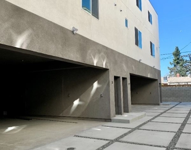 11345 Oxnard St 2 - Photo Thumbnail 0