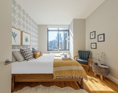 271 West 48th Street - Photo Thumbnail 4