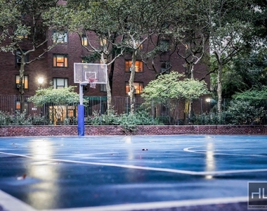 Stuyvesant Oval - Photo Thumbnail 8