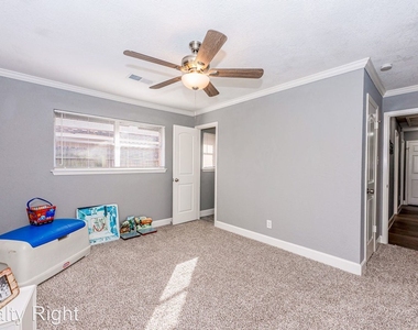 2414 Dewberry Ln - Photo Thumbnail 18