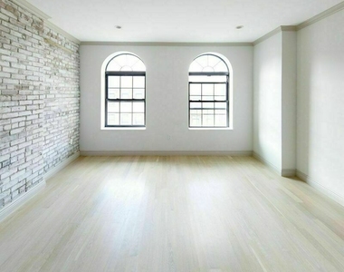 E 10th St - NO FEE - Luxury Amenities - Photo Thumbnail 2