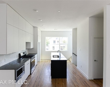 427 W 10th St Unit 103 - Photo Thumbnail 8