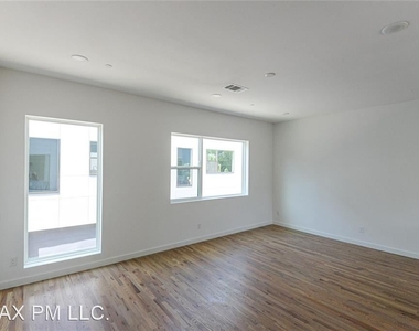 427 W 10th St Unit 103 - Photo Thumbnail 2