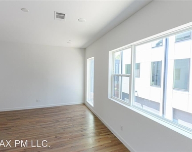 427 W 10th St Unit 103 - Photo Thumbnail 4