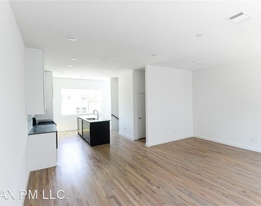 427 W 10th St Unit 103 - Photo Thumbnail 3