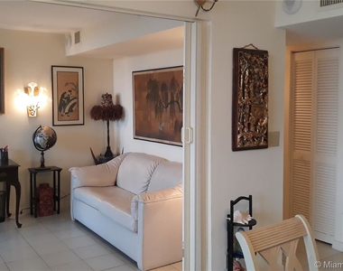 2555 Collins Ave - Photo Thumbnail 11