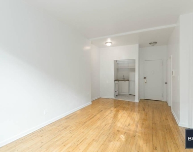 320 West 22nd Street - Photo Thumbnail 2