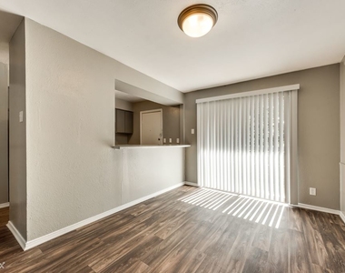 4311 Woodhollow Dr Apt 306 - Photo Thumbnail 7