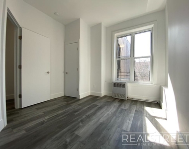 82 Somers St - Photo Thumbnail 5