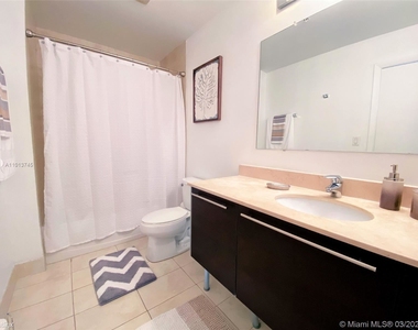 1900 N Bayshore Dr Apt 2411 - Photo Thumbnail 4