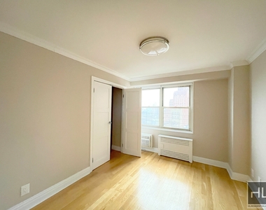 310 Greenwich Street - Photo Thumbnail 7