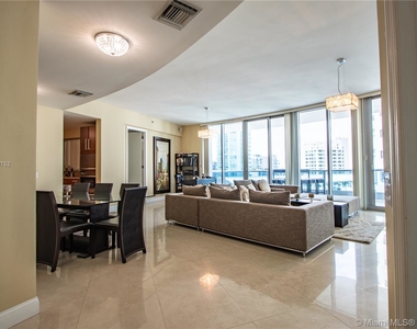 5959 Collins Ave - Photo Thumbnail 3