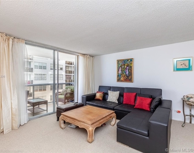 6039 Collins Ave Apt 1004 - Photo Thumbnail 10