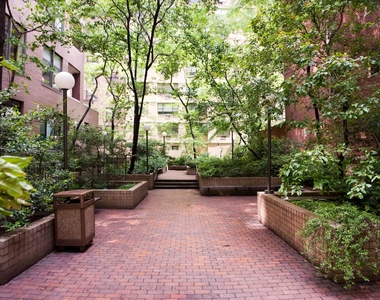 320 East 46th Street - Photo Thumbnail 5