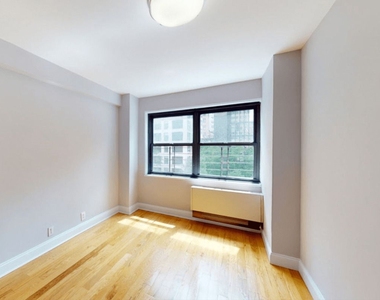 301 East 47th Street - Photo Thumbnail 1