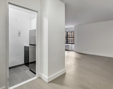 120 East 34th Street - Photo Thumbnail 4