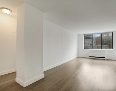 200 East 33rd Street - Photo Thumbnail 2