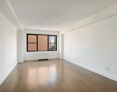 312 East 30th Street - Photo Thumbnail 4