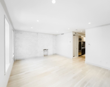 132 East 61st Street - Photo Thumbnail 3