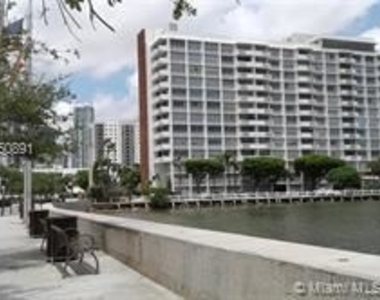 2121 N Bayshore Dr Apt 903 - Photo Thumbnail 14